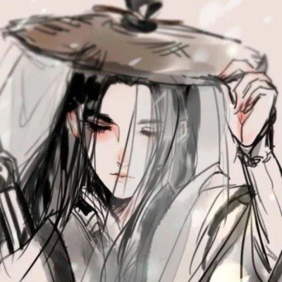 美一边画饼一边扇脸